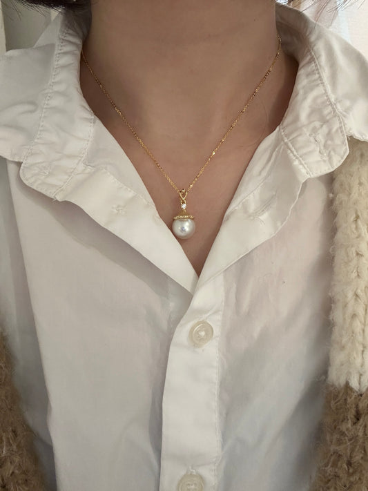 Classic pearl pendant